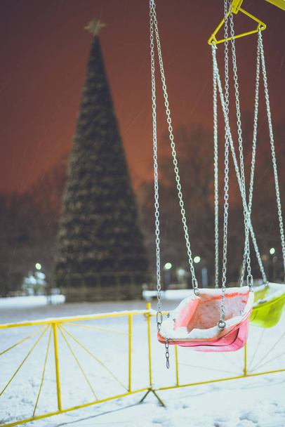 carrusel en el parque nocturno de invierno
 - Foto, Imagen