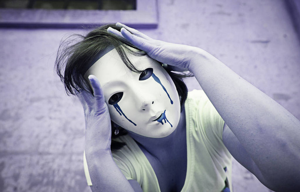 Κορίτσι μάσκα του τρόμου - Φωτογραφία, εικόνα