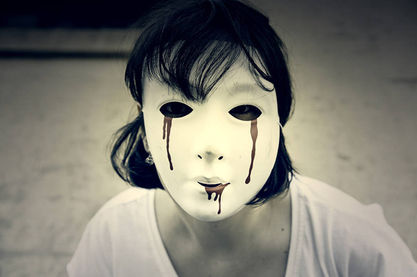 Mujer con máscara de miedo
 - Foto, imagen
