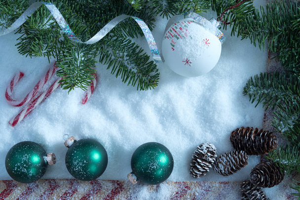Kerst ornamenten op sneeuw - Foto, afbeelding