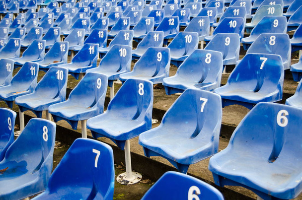 Auditorio vacío con sillas azules numeradas
 - Foto, imagen