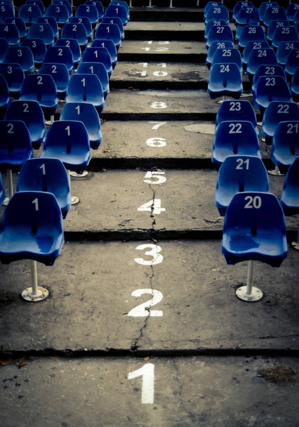 Tyhjä auditorio sininen numeroitu tuolit
 - Valokuva, kuva