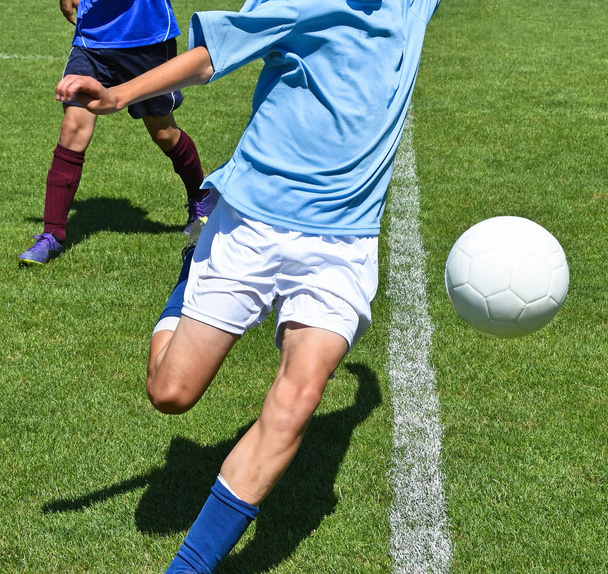 Jóvenes futbolistas en acción
 - Foto, imagen