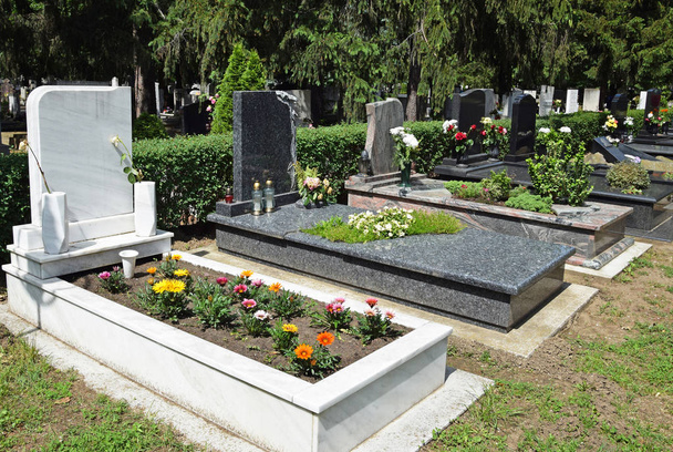 Grabsteine auf dem öffentlichen Friedhof - Foto, Bild