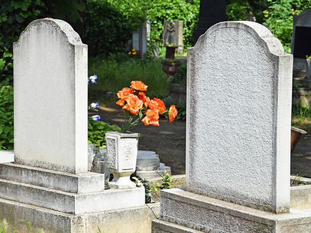 Tumbas en el cementerio público - Foto, Imagen