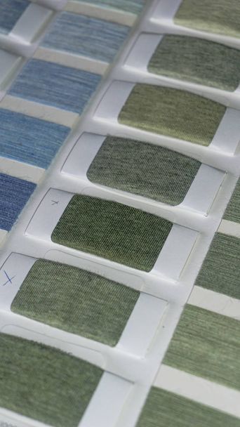 Textielgaren staal voor kleuren keuze - Foto, afbeelding