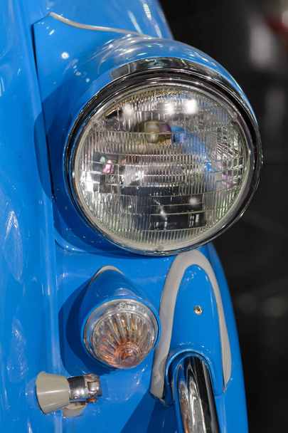 Gros plan de lumière sur la voiture bleue. Belle voiture bleue moderne headligh
 - Photo, image
