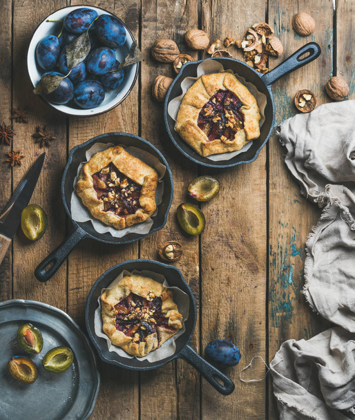 plums and walnuts crostata pies - Fotoğraf, Görsel