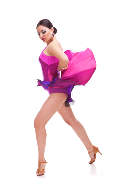 hermosa bailarina de salsa posando en baile
 - Foto, imagen