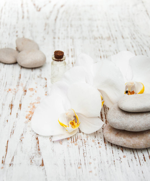 Spa products with white orchids - Foto, imagen