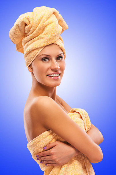Lähikuva muotokuva nuori kaunis nainen kylvyn jälkeen
 - Valokuva, kuva