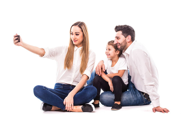 счастливая семья на белом фоне - Фото, изображение