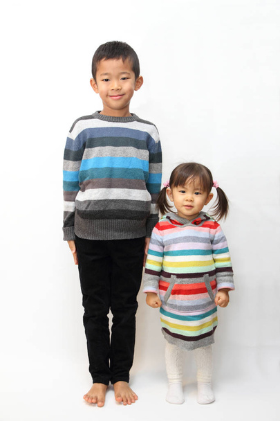 日本の兄と妹 (7 歳の男の子と 2 年古い女の子) - 写真・画像