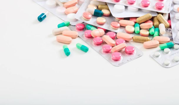 Pila de pastillas sobre fondo blanco
 - Foto, imagen