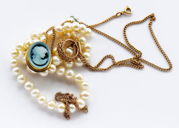 Vintage Goldschmuckbrosche und weiße Perle  - Foto, Bild