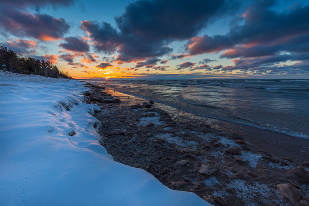 Lake Huron shoreline at sunset in early winter - Canada - Фото, изображение