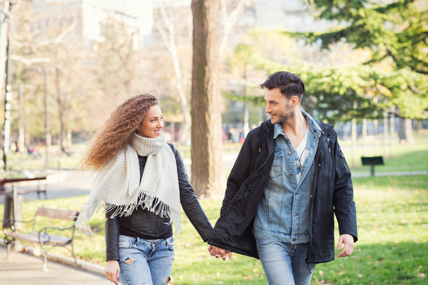 Пара прогулок в парке держась за руки
 - Фото, изображение