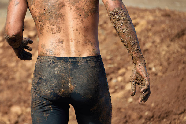レース泥ランナーで泥だらけの胴体男性 - 写真・画像