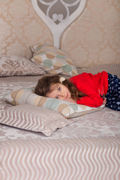 ベッドの準備をパジャマで甘い女の子 - 写真・画像
