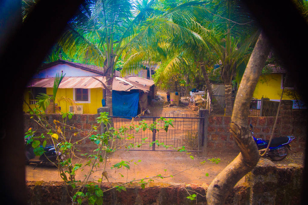 Näkymä ikkunasta Intian taloja
 - Valokuva, kuva