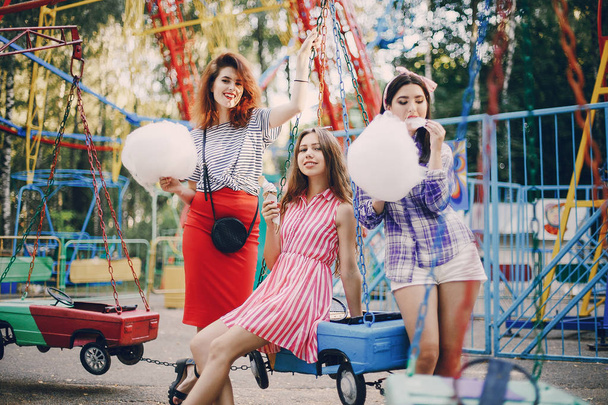 Three girls on a walk - Foto, afbeelding