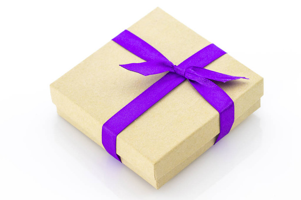 Coffret cadeau vintage enveloppé avec ruban violet isolé
 - Photo, image