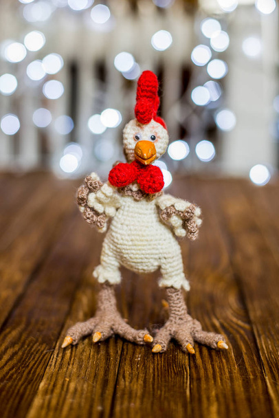 Año del gallo. Polla de punto en decoraciones de Navidad
 - Foto, Imagen