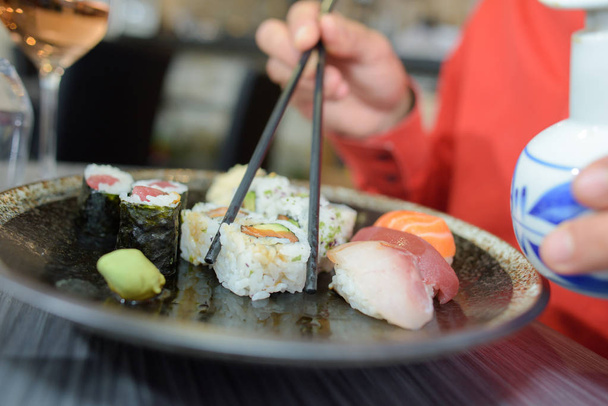 sushi and chopsticks and sushi - Foto, afbeelding