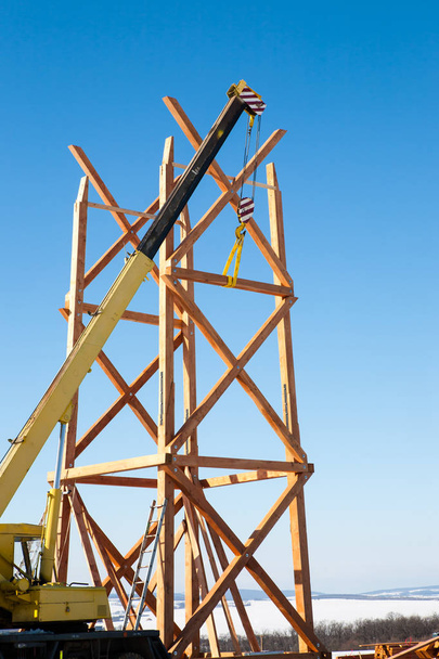 Κατασκευή ξύλινων πύργων χρησιμοποιώντας κινητό γερανό - Φωτογραφία, εικόνα