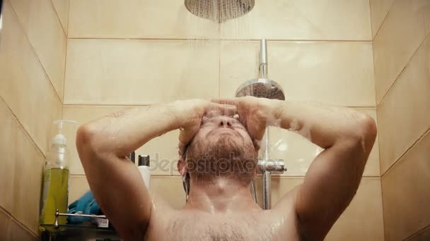 Handsome man taking shower. 4K closeup shot - Metraje, vídeo