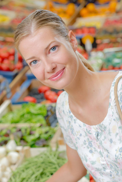 Smiling lady in greengrocers - Φωτογραφία, εικόνα
