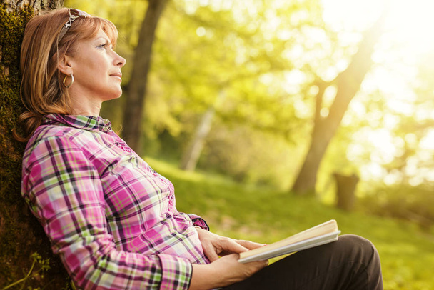 kobieta czytająca na zewnątrz - Zdjęcie, obraz