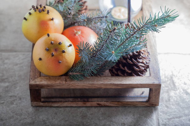 Χριστούγεννα πορτοκάλια σε ξύλινο κουτί  - Φωτογραφία, εικόνα