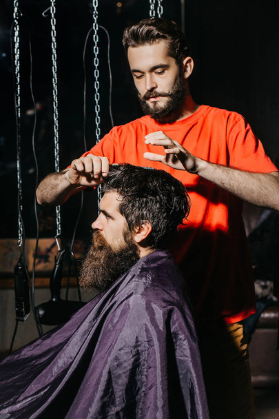 Barber cuts hair to man - Fotoğraf, Görsel