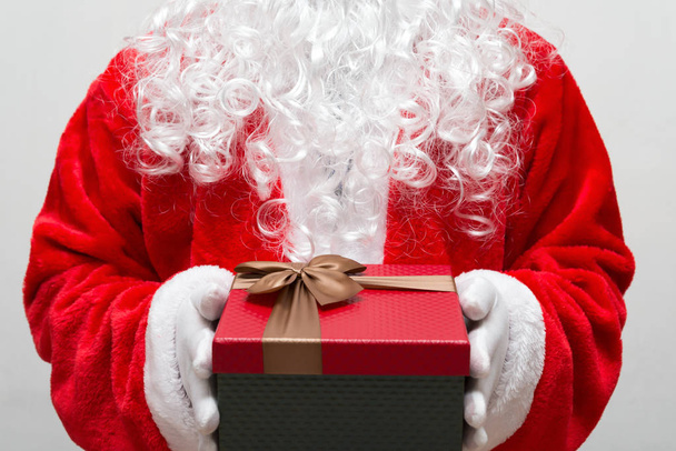 Santa Claus entrega una caja de regalo
 - Foto, Imagen