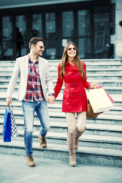 junges Paar beim Einkaufen in der Stadt - Foto, Bild