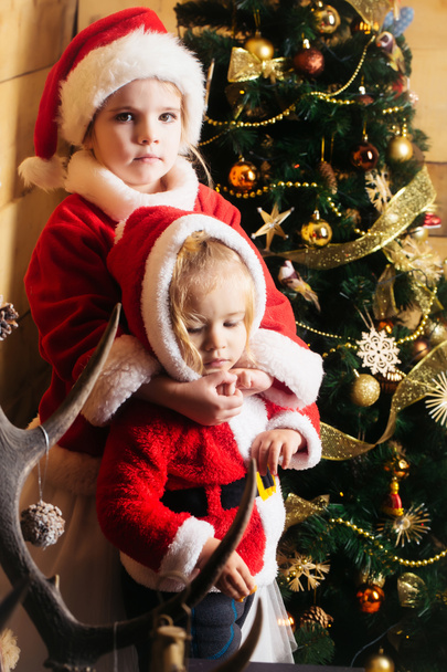 dzieci Boże Narodzenie urządzone drzewo - Zdjęcie, obraz