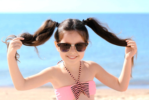 Cute girl on beach - Φωτογραφία, εικόνα