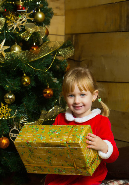 christmas smiling girl with present box - Фото, изображение