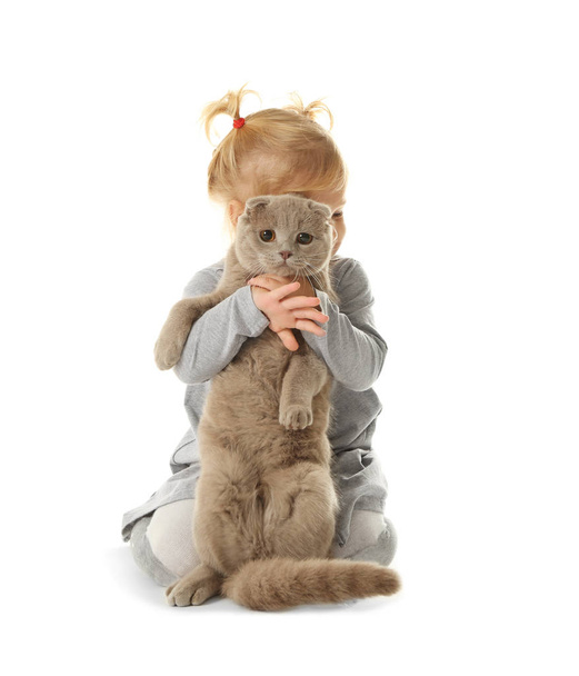 pieni tyttö leikkii pörröinen kissa
 - Valokuva, kuva