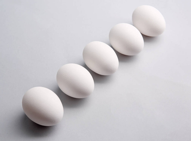 Row of white eggs - Foto, Imagen