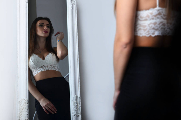 Young beautiful girl and mirror - Photo, Image