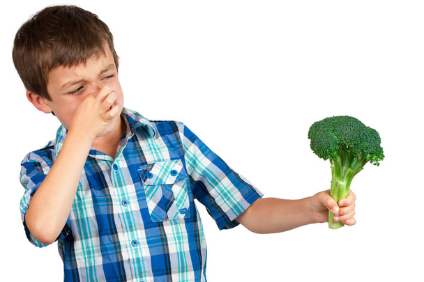 Garçon regardant brocoli avec dégoût
 - Photo, image