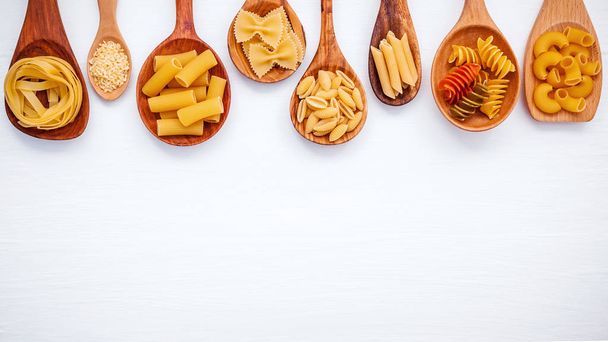 Concepto de comida italiana y diseño de menú. Varios tipos de pasta Lejos
 - Foto, Imagen