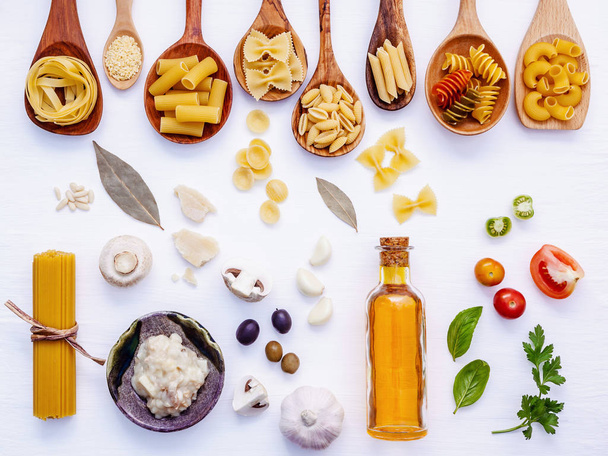 Итальянская концепция питания. Различные виды макарон с ингредиентами swe
 - Фото, изображение
