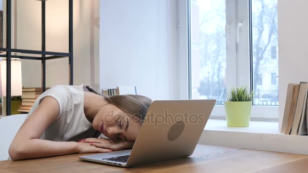 Νεαρό κορίτσι κοιμάται στο γραφείο - Πλάνα, βίντεο