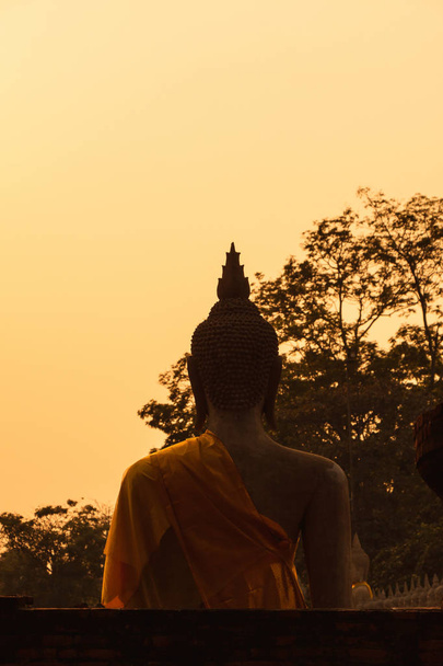 La estatua de Buda
 - Foto, Imagen