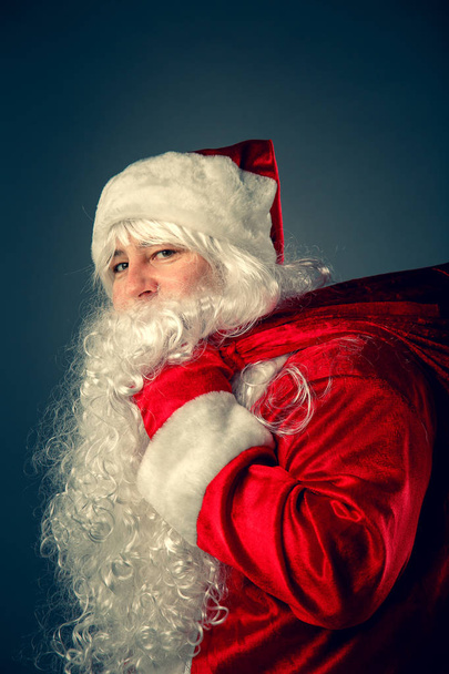 Santa Claus carries gifts. - Fotoğraf, Görsel