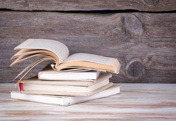 Hromada knih na dřevěném stole - Fotografie, Obrázek