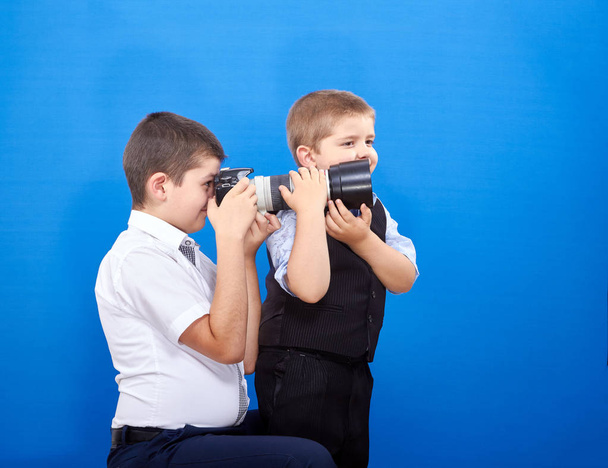 Mavi arka plan üzerinde çocuklar fotoğraf çekimi - Fotoğraf, Görsel